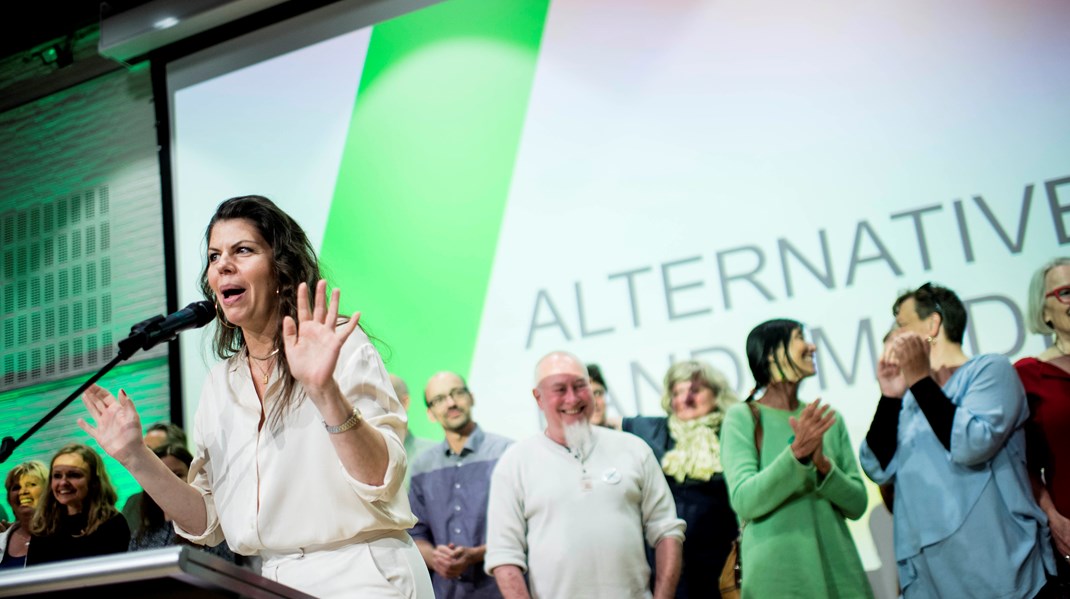 Under dagens velkomst Franciska Rosenkilde inviterede alle Alternativets kandidater op på scenen til en klapsalve. I sidste ende stod næsten halvdelen af salen på scenen.