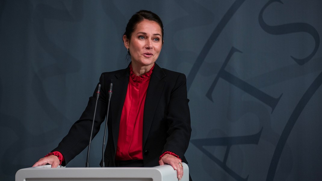 Dramatiker Adam Price mener, at det giver god mening at sende Borgens hovedperson, Birgitte Nyborg spillet af Sidse Babett Knudsen, en tur til Bruxelles. 