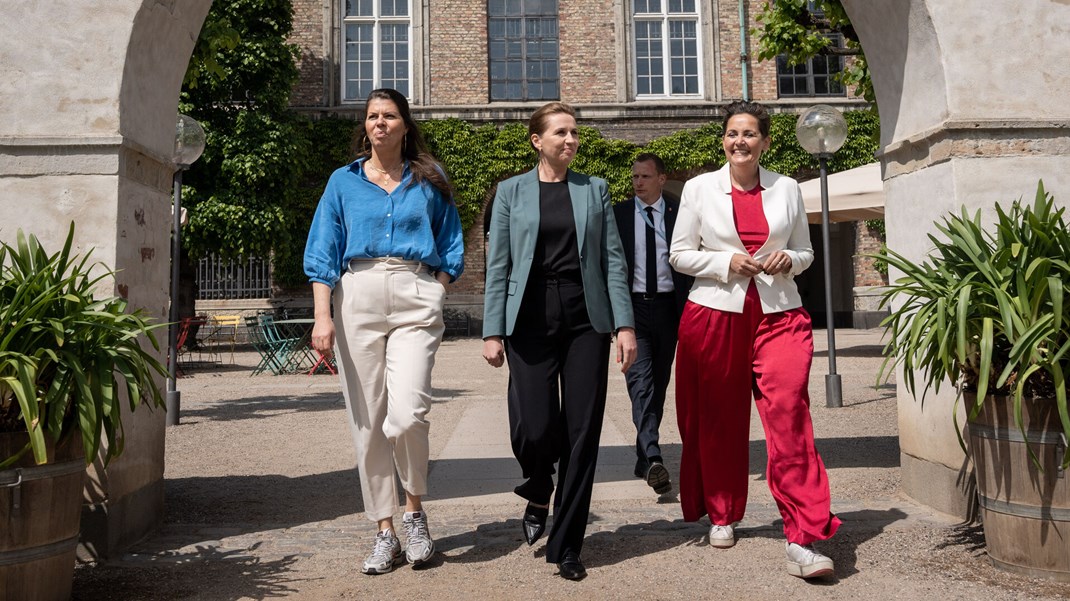 Statsminister Mette Frederiksen (S), SF-formand Pia Olsen Dyhr og Alternativets partileder, Franciska Rosenkilde præsenterede deres nye samarbejde i Bibliotekshaven ved Christiansborg.