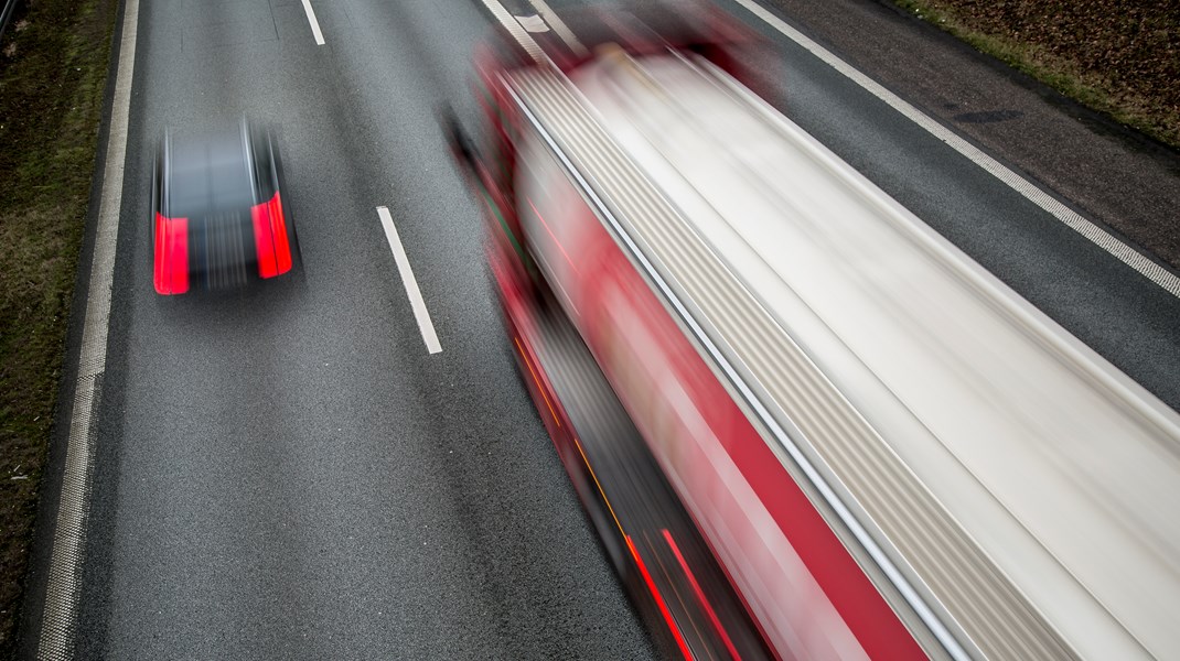 Vi kommer ikke uden om også at skulle gøre noget ved transportsektoren.
Det er vigtigt, at der er fokus herpå i de kommende forhandlinger om et
CO2-fortrængningskrav i transportsektoren, skriver Frank Rosager og Esben Tranholm Nielsen.