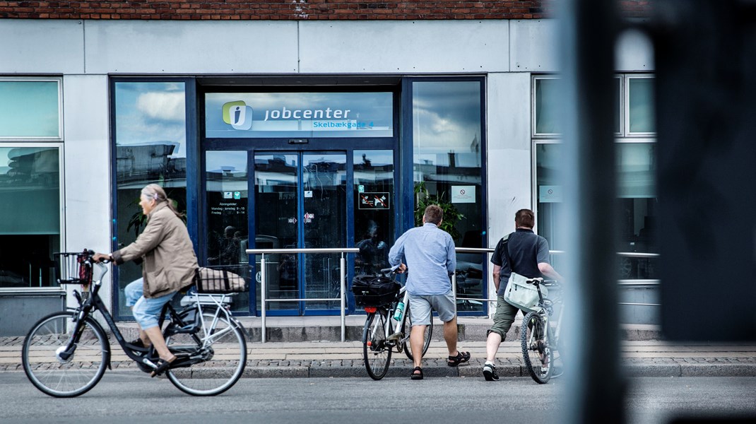 Der er blandt økonomer bred enighed om, at aktiveringstilbud og samtaler er med til at holde de arbejdsløse til ilden og hjælpe dem tilbage i arbejde. Derfor er regeringen store besparelser på beskæftigelsesindsatsen bekymrende, skriver David Hedegaard Andersen og Erik Bjørsted.