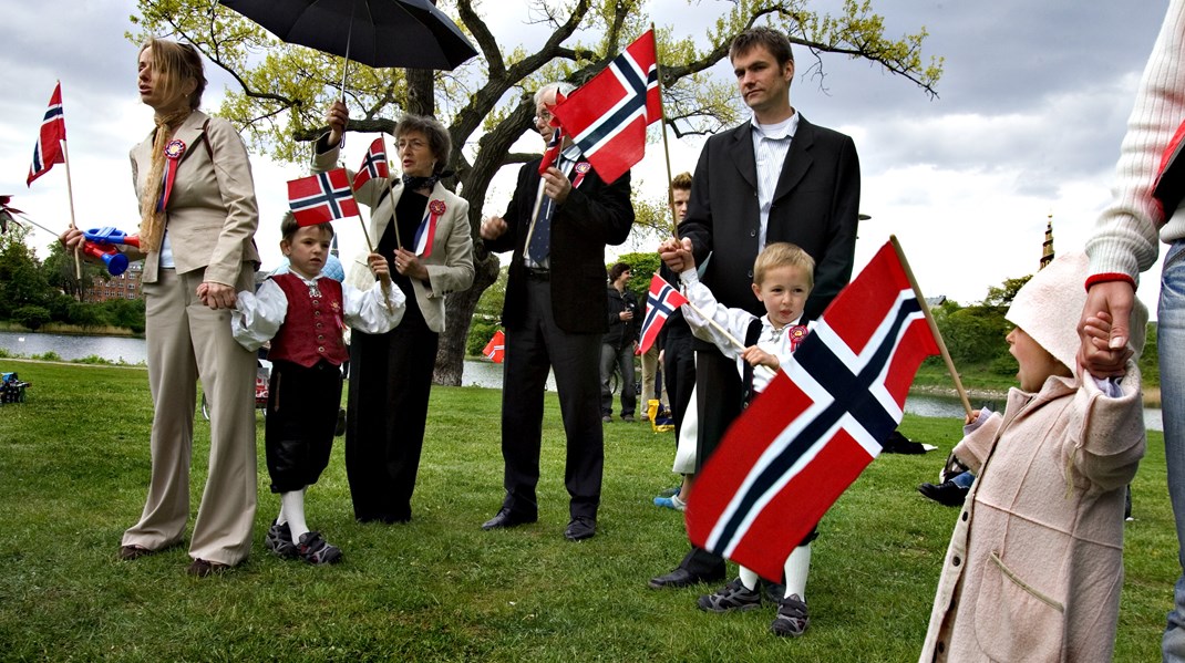 Nordmænd har et anderledes festligt og til dels højtideligt forhold til deres nationaldag - som her ved Norges 100 års nationaldag i 2005 ved den norske sømandskirke i Danmark. Den tradition har blandt andet inspireret til det nye initiativ GRUNDLOVSFESTEN - men er det egentlig et godt sted at hente inspiration, hvis formålet med at genoplive den danske grundlovsfest er at styrke demokratiet? Arkivfoto