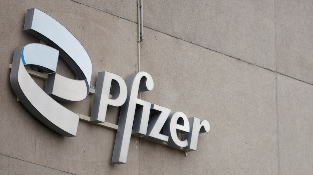 Pfizer udrullede den første coronavaccine i EU men endte i strid med Statens Serum Institut grundet uenigheder om, hvor mange vaccinedoser der kunne være i et hætteglas.