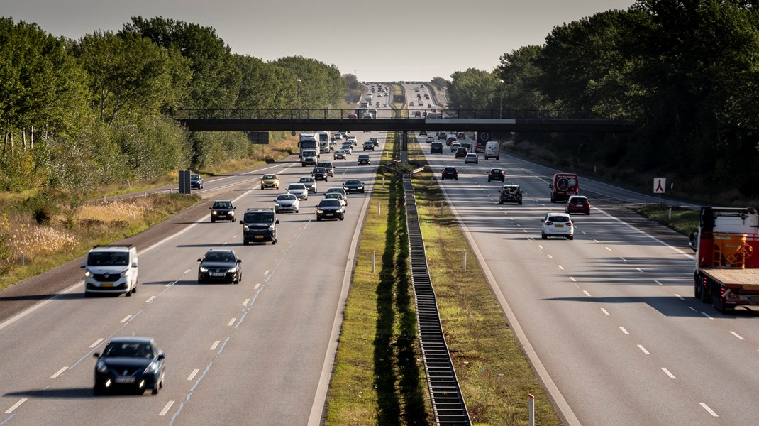 Skyggeprisen på at sætte hastigheden ned på motorvejene til 100 kilometer i timen er blevet sat markant ned, efter at Klima-, Energi- og Forsyningsministeriet har opdaget en alvorlig regnefejl. 