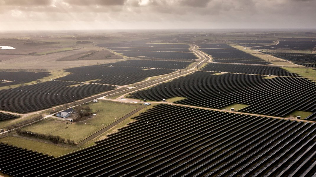 Der skal mange flere solceller til, men hvordan skal det ske, og hvor er det klogt, at de skal sættes op? Det kan en solcellestrategi give svar på, mener tilhængere. Nu har regeringen igen udskudt en strategi. 