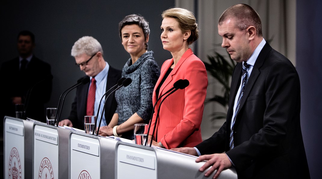 Samarbejdet i den daværende S-R-SF-regering var ikke altid gnidningsfrit. I 2013 forlod SF regeringen, og i 2014 blev Margrete Vestager (R) ny EU-kommissær.