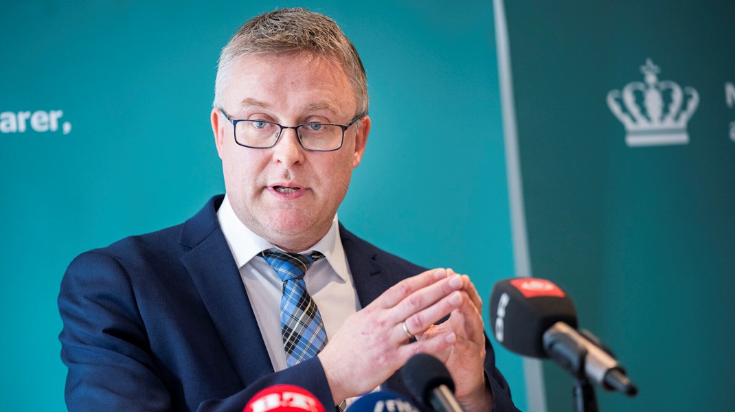 Fødevareminister Jacob Jensen (V) giver nu landbruget en hjælpende hånd på grund af det varme og tørre vejr. 