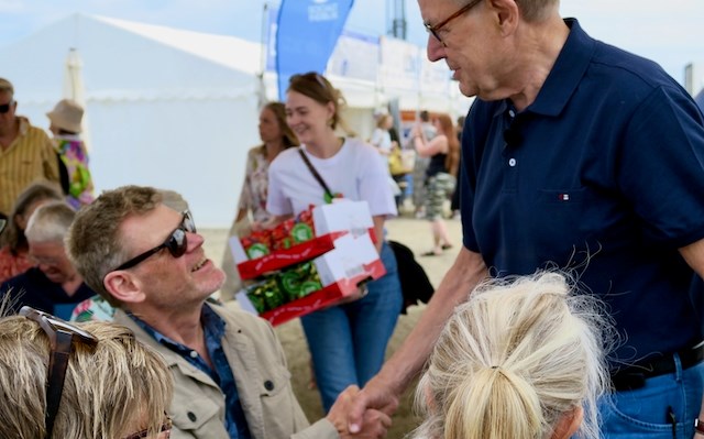 Poul Nyrup gik gennem rækkerne og gav hånd til alle fremmødte.