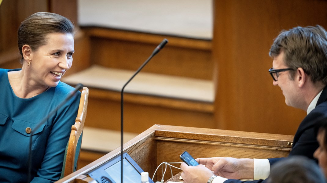 Troels Lund Poulsen (V) indkalder til møde om Mette Frederiksens slettede mink-beskeder. 