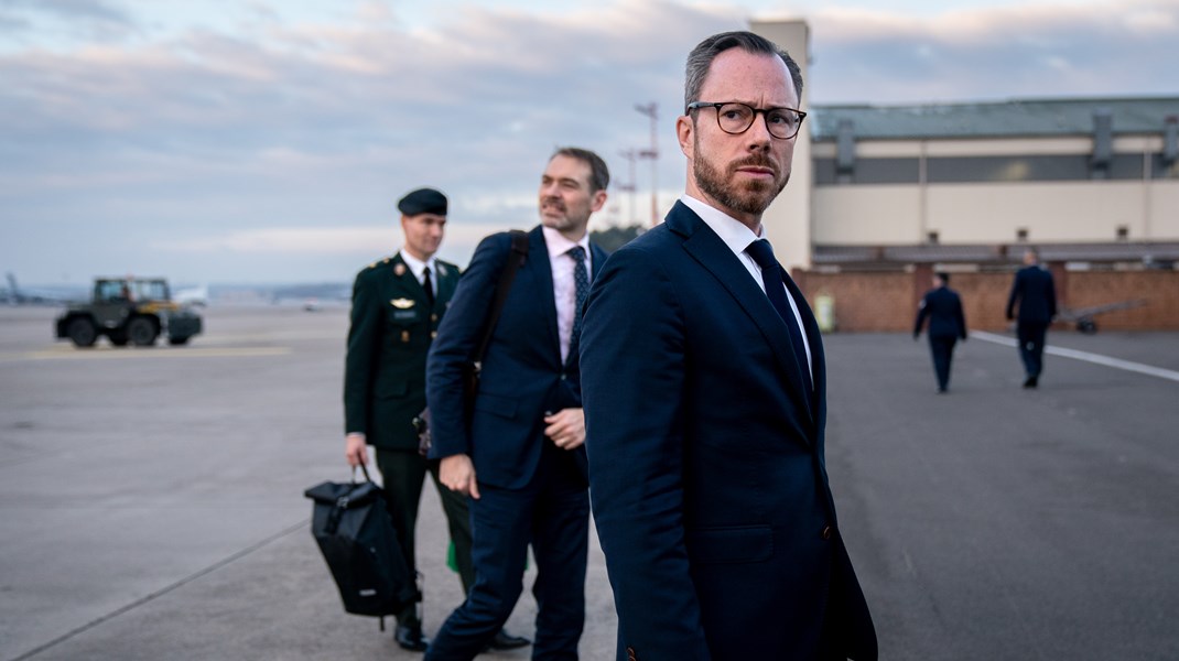 “Forsvarsministeriet vil desuden udarbejde en beskrivelse af den parlamentariske proces i sagen, herunder dialogen med Folketinget, som supplement til redegørelsen,” skriver Troels Lund Poulsen. 