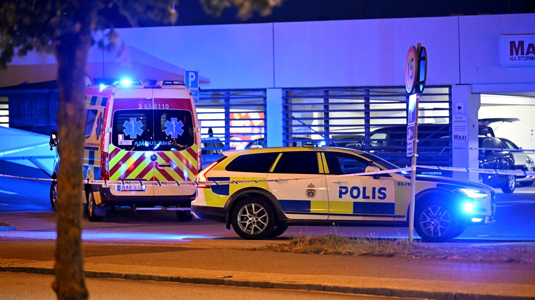 Når banderne ikke blot skyder lidt på hinanden i deres udsatte boligområder, men nu mejer hinanden ned i hobetal samt rammer uskyldige borgere, kan man ikke længere som politiker nøjes med at tro og gætte, skriver David Sausdal.