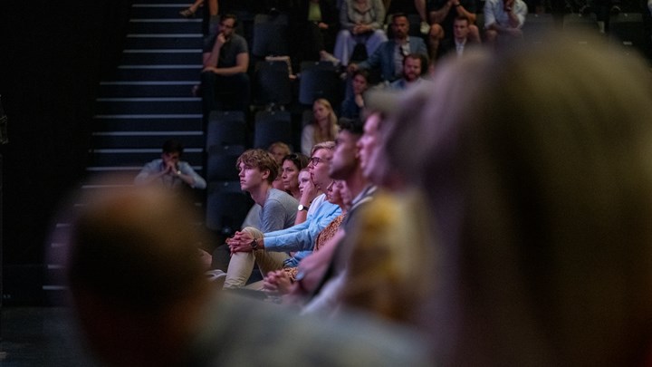 Ingen af dem, jeg taler med herinde, vil lægge liberalistisk dynamit under velfærdsstaten, og ingen vil ophæve den frie og lige adgang til sundhed og uddannelse. Men de mener, at folk har brug for en blanding af en opsang om pligten i livet og et klap på skulderen, der fortæller dem, at de kan mere, end de tror.