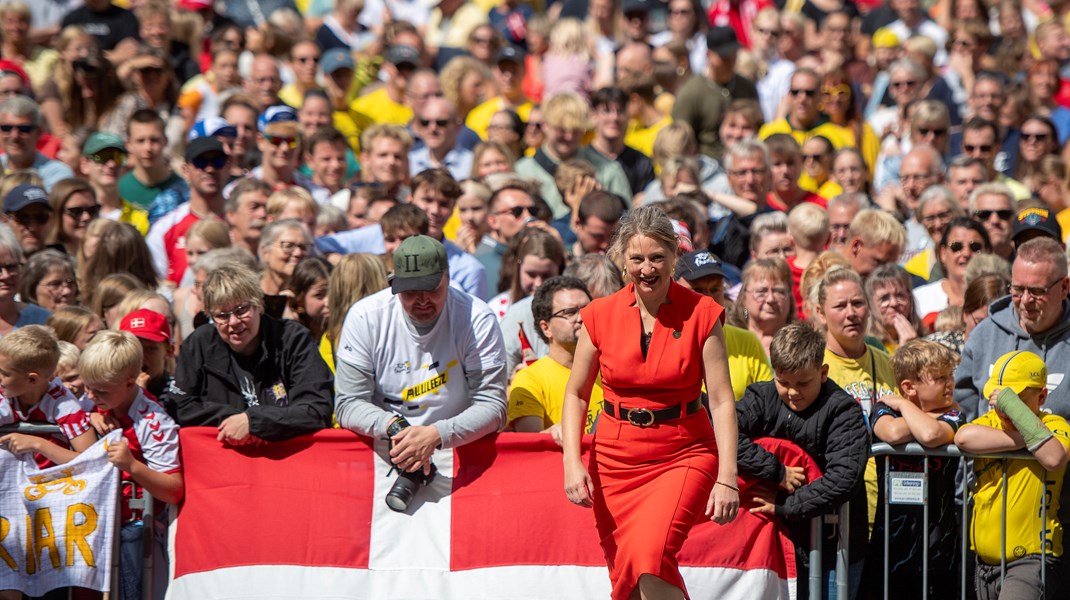 Sophie Hæstorp på vej op af trapperne ved Københavns Rådhus i forbindelse med fejringen af Jonas Vingegaards Tour De France sejr