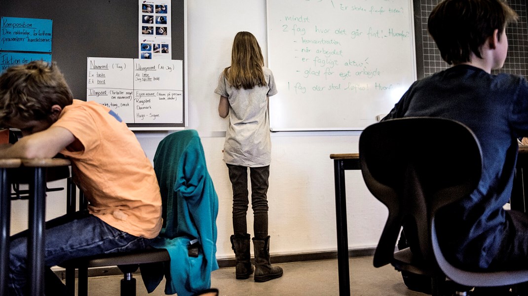 Mens vi diskuterede skærme i skolerne, glemte vi den faldende læseevne, skriver Simon Skov Fougt.