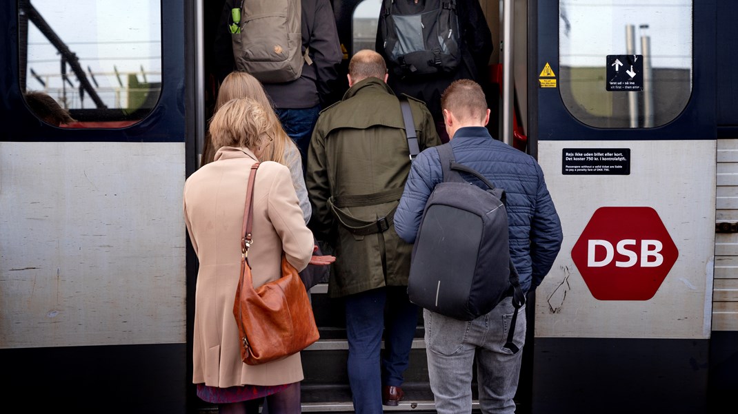 Regeringen vil give DSB ti år mere få dage før nye regler tvinger opgaven i udbud