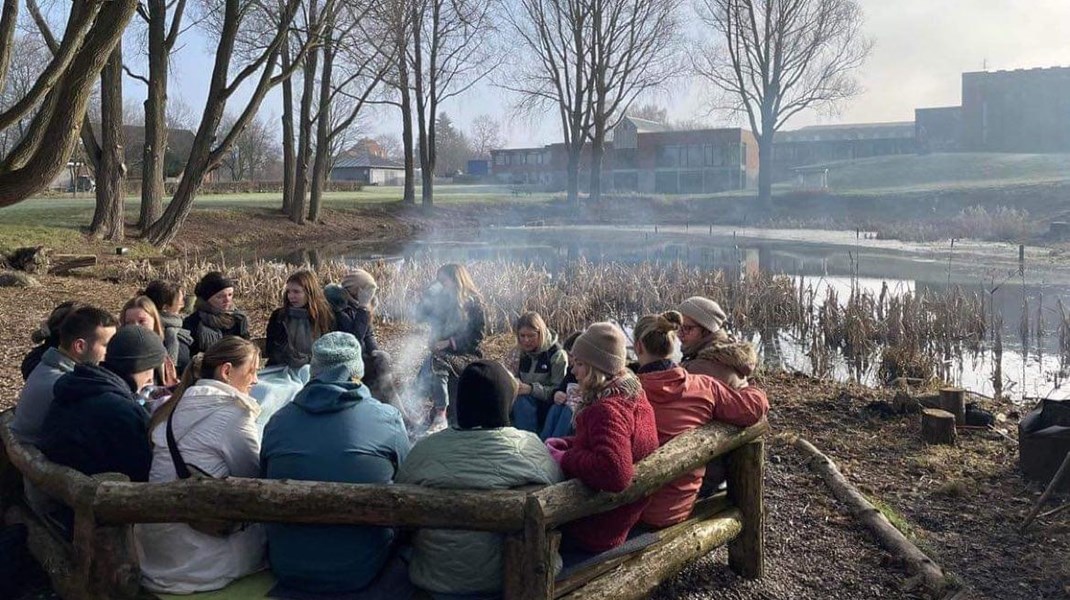 Dalende ansøgertal får kirkelig uddannelse til at markedsføre sig skarpt på civilsamfund