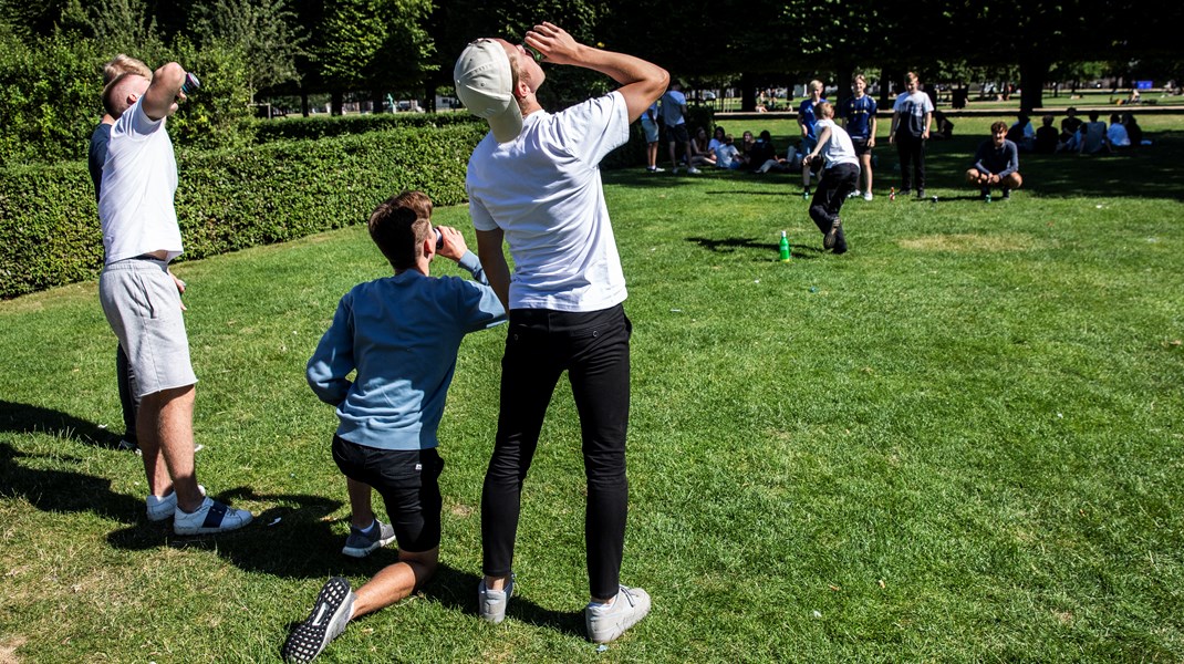 Hvis man stifter
bekendtskab med alkohol gennem en fadøl på sit gymnasium, så får man et sundere
forhold til det, end hvis man gør det gennem en flaske vodka ude foran Netto,
skriver Asger Kjær Sørensen.