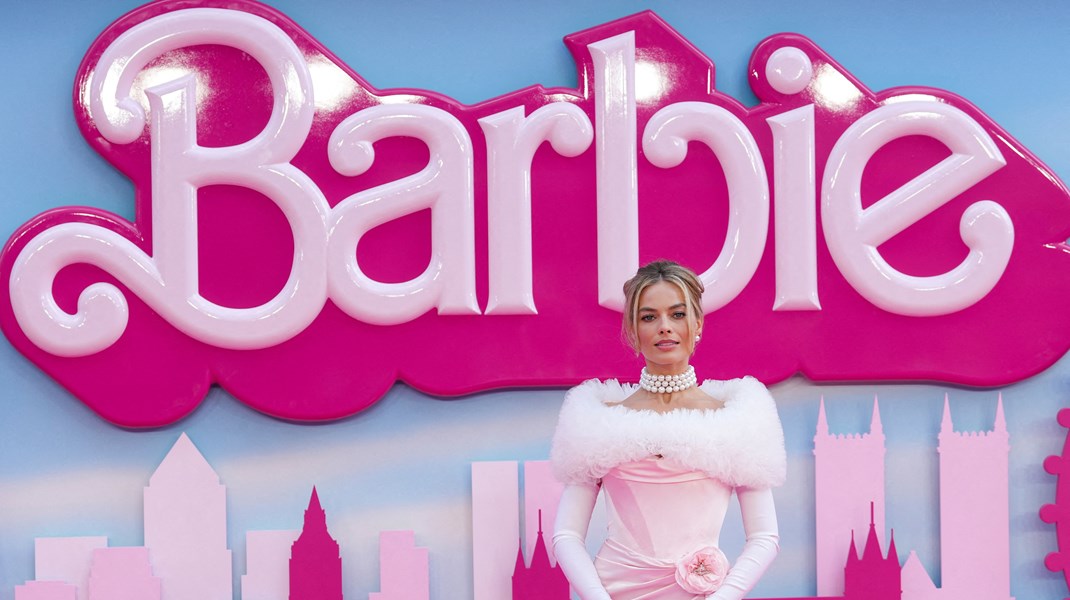 Vi lod os forføre af den fantastiske pink Barbieverden samt det blændende cast med Margot Robbie som hovedpersonen ”stereotype Barbie”. Alligevel forlod vi biografen med en dårlig smag i munden, skriver Rikke Viemose.