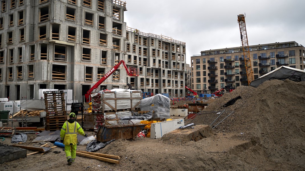 Mens det ville være ekstremt at stoppe med at udvikle boligmarkedet, er det rettidig omhu at skære kraftigt ned på nybyggeri af boliger og fokusere på transformation af den eksisterende bygningsmasse, skriver Michael Asgaard Andersen.