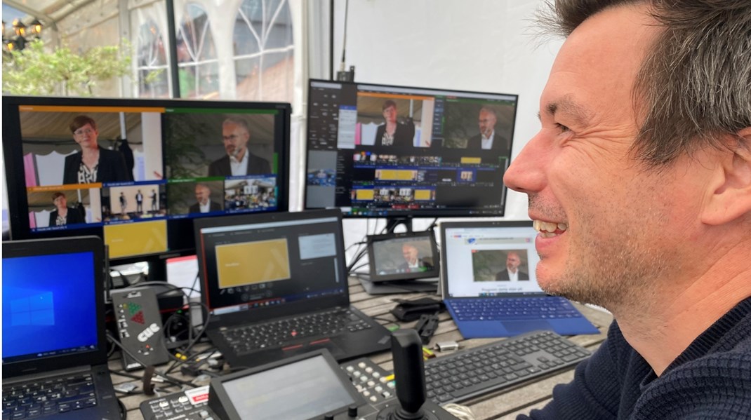 Producer Jakob Kryger fra Altinget Danmark havde pakket alt sit udstyr for at sende live tv fra alle 40 arrangementer i Altinget Norges store overdækkede gård midt på Arendalsuka, august 2023. 