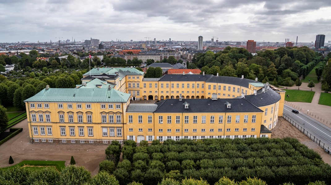 Hærens Officersskole uddanner officerer til Hæren og har hovedsæde på Frederiksberg Slot.