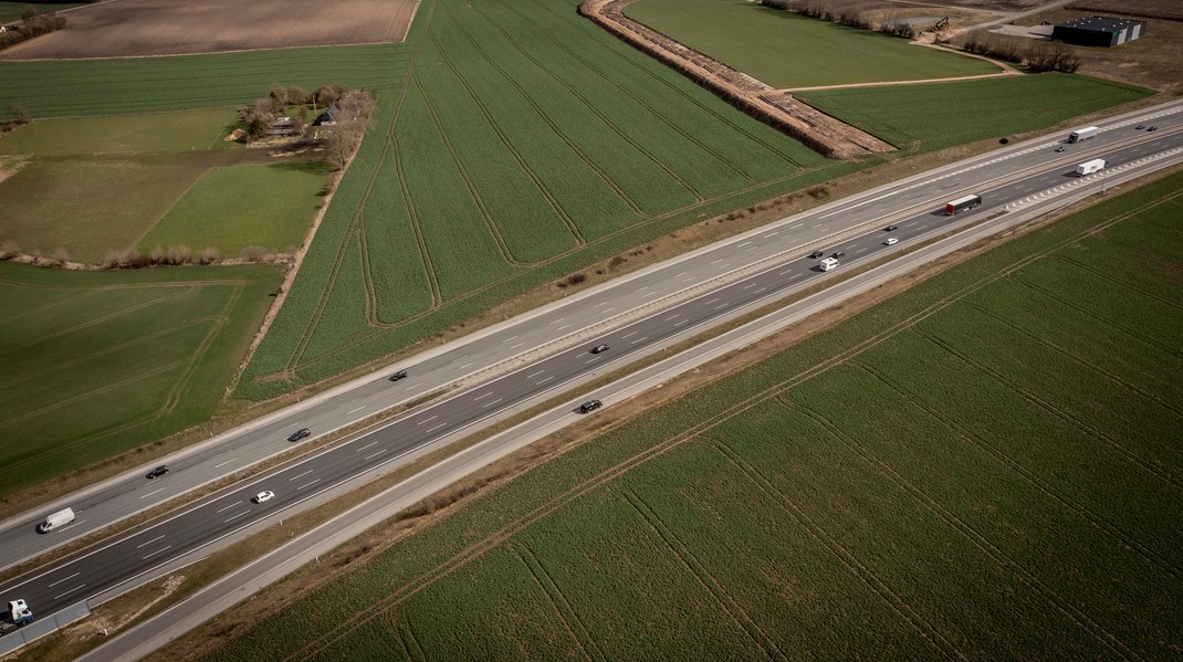 Det har været genstand for kritik, at regeringen vil indfri 2025-klimamålet ved at hæve
det såkaldte CO2-fortrængningskrav og dermed øge andelen af grønne drivmidler i
transportsektoren, men det er misforstået, skriver Frank Rosager og Esben Tranholm Nielsen.