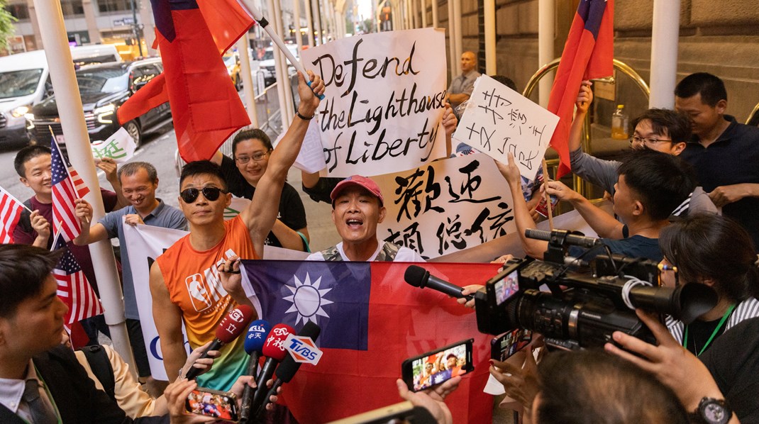 Der er stor opbakning til et frit og selvstændigt Taiwan i flere vestlige demokratier. Derfor udtrykker flere bekymring for en potentiel kinesisk invasion af øgruppen. Her ses demonstranter i New York i forbindelse med et besøg fra Taiwans vicepræsident i den amerikanske storby i august 2023. 