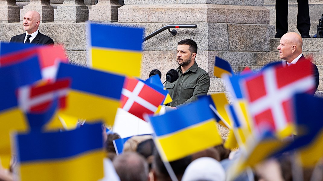 Ukraines præsident, Volodymyr Zelenskyj, talte mandag til den danske befolkning på trappen foran Christiansborg. Her lovpriste han den danske støtte i løbet af krigens forløb og udtrykte ønske om at vende tilbage og skåle for en sejr. 