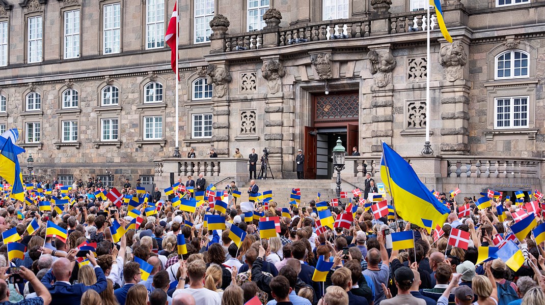 Dannebrog smeltede sammen med Ukraines blå og gule farver, da en stopfyldt gårdsplads modtog Zelenskyj på talerstolen.