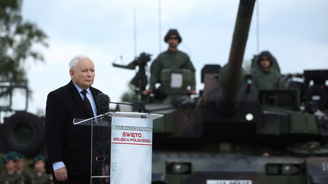 Jarosław Kaczyński taler ved en militærparade i august. Selv om Andrzej Duda er præsident, er det Kaczyński, der som leder af partiet Lov og Retfærdighed (PiS) reelt kontrollerer den politiske magt i Polen. 