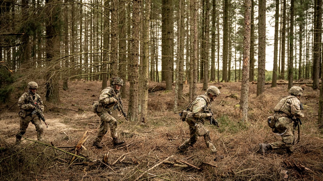 De fleste arbejdsulykker i Forsvarsministeriet sker i forbindelse med øvelse, uddannelse og fysisk træning. Her er en kamptropsregiment under Hærkommandoen på øvelse i Oksbøl Skyde- og øvelsesterræn. ARKIVFOTO.