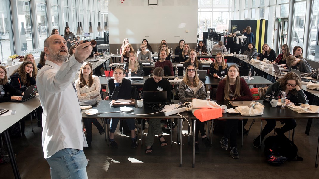 Vi skal lægge mærke til de internationale studerende, være nysgerrige på dem og stoppe op og snakke med dem – på dansk, skriver Mette Lherbier.