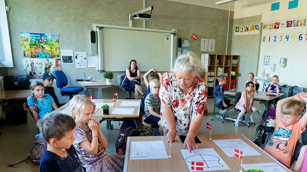 Mange skoler har indført tolærer-ordninger, hvor den ene voksne ikke er læreruddannet, men i stedet er en pædagog fra en tilknyttet skolefritidsordning. Nye beregninger tæller ikke disse voksne med i opgørelsen over ikke-uddannede lærere i folkeskolen.