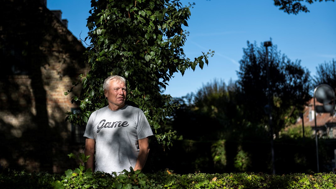 Det bliver hverken regeringen eller Folketinget, der kommer til at løse de store samfundsudfordringer, mener Uffe Elbæk. Den nødvendige samfundsforandring kommer til at ske nedenfra, skriver han i sin nye bog. 