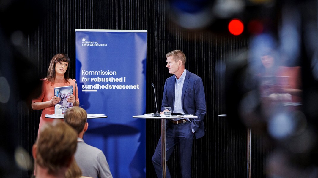 Søren Brostrøm overrakte mandag anbefalingerne fra Robusthedskommissionen til indenrigs- og sundhedsminister Sophie Løhde (V).