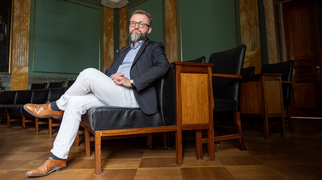 Lasse Horne Kjældgaard er den første direktør i Carlsbergfondets lange historie. Han blev ansat på baggrund af en histoisk fornyelse af fondets organisation, som blandt andet skal sikre mere lige vilkår for de mange forskere, som bejler til fondens bevillinger.