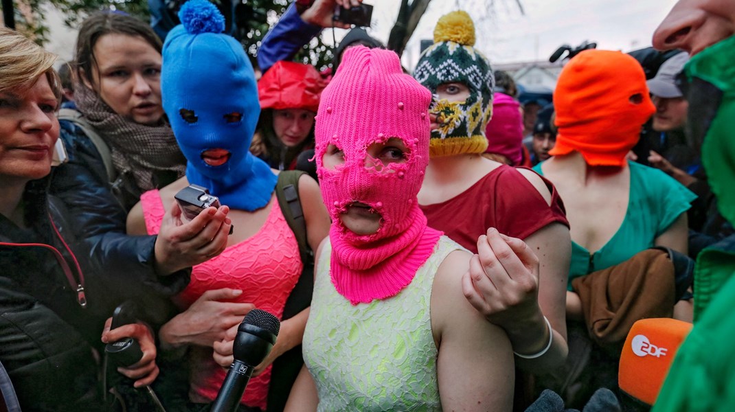 Pussy Riot er blevet kendt for deres aktioner,
der ofte opstår pludseligt i det offentlige rum, hvor de iført farvestrålende
tøj og forklædninger udfordrer lov og orden med deres protestsange og slogans. 