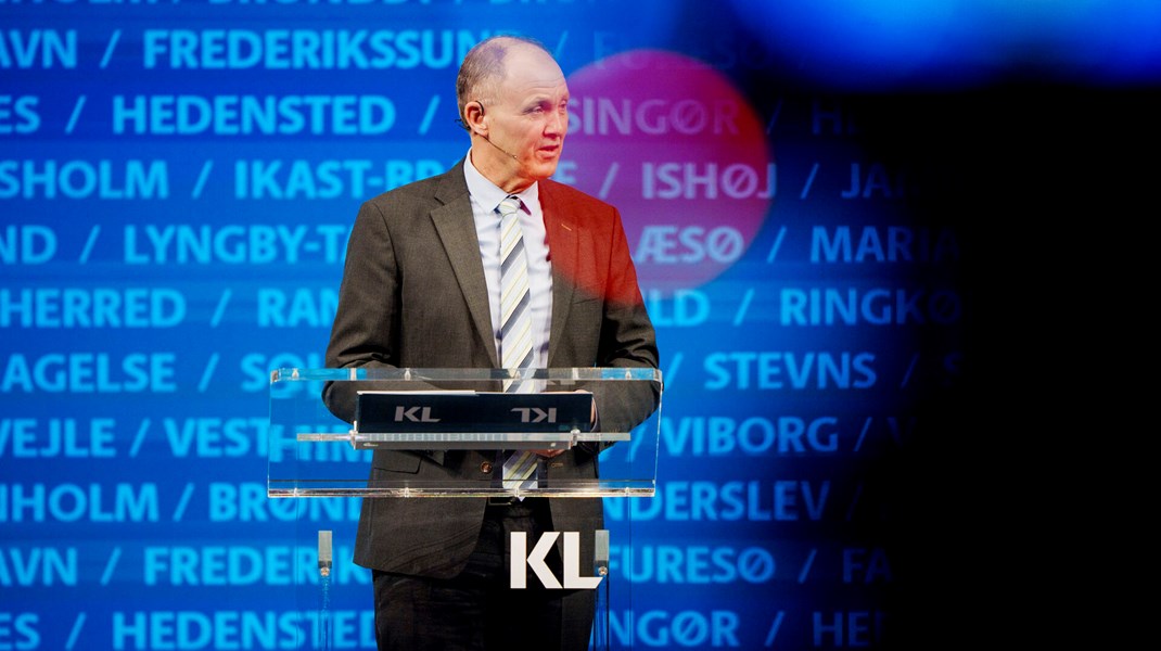 Ifølge KL's formand Martin Damm (V) kan det blive nødvendigt at begrænse kommunernes frihed til selv at sætte skatten op.