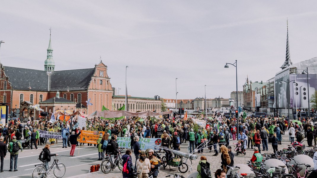 I virkeligheden skal klimaet fylde meget mindre i den offentlige debat, fordi det er blot et symptom på det reelle problem: fossil forurening, skriver Sofie Winge-Petersen.