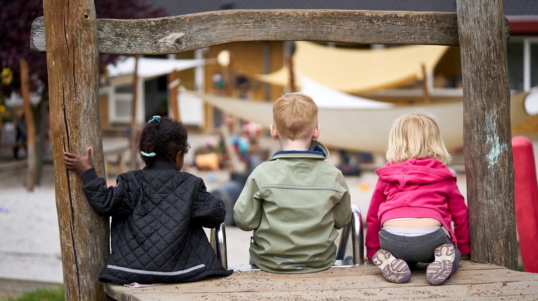 Familieretshuset skal forpligtes til at genvurdere en sag, når forudsætningerne for den oprindelige afgørelse ikke viser sig at være til stede. Og så bør det altid være den samme sagsbehandler, som holder møde med begge forældre, foreslår Karina Adsbøl fra Danmarksdemokraterne.