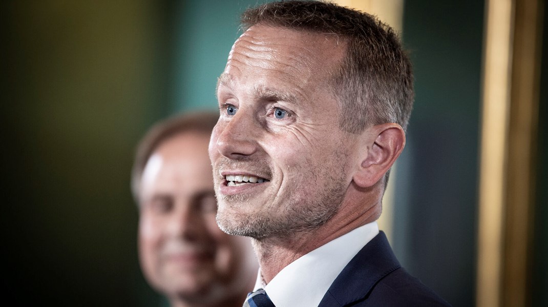 Den afgående finansminister Kristian Jensen med den nye finansminister Nicolai Wammen i baggrunden ved ministeroverdragelsen i juni 2019. 