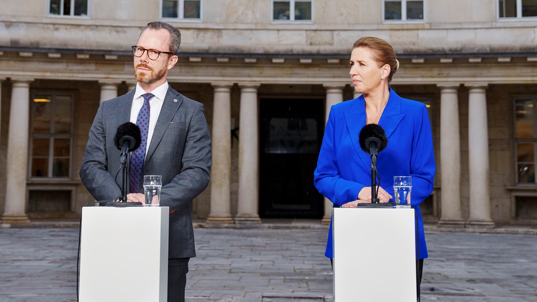 “Vi strammer grebet og skruer massivt op for
straffen, når der bliver begået kriminalitet,” sagde vicestatsminister Jakob
Ellemann-Jensen, da regeringen præsenterede sin
bandepakke på Københavns Politigård 12. september 2023.