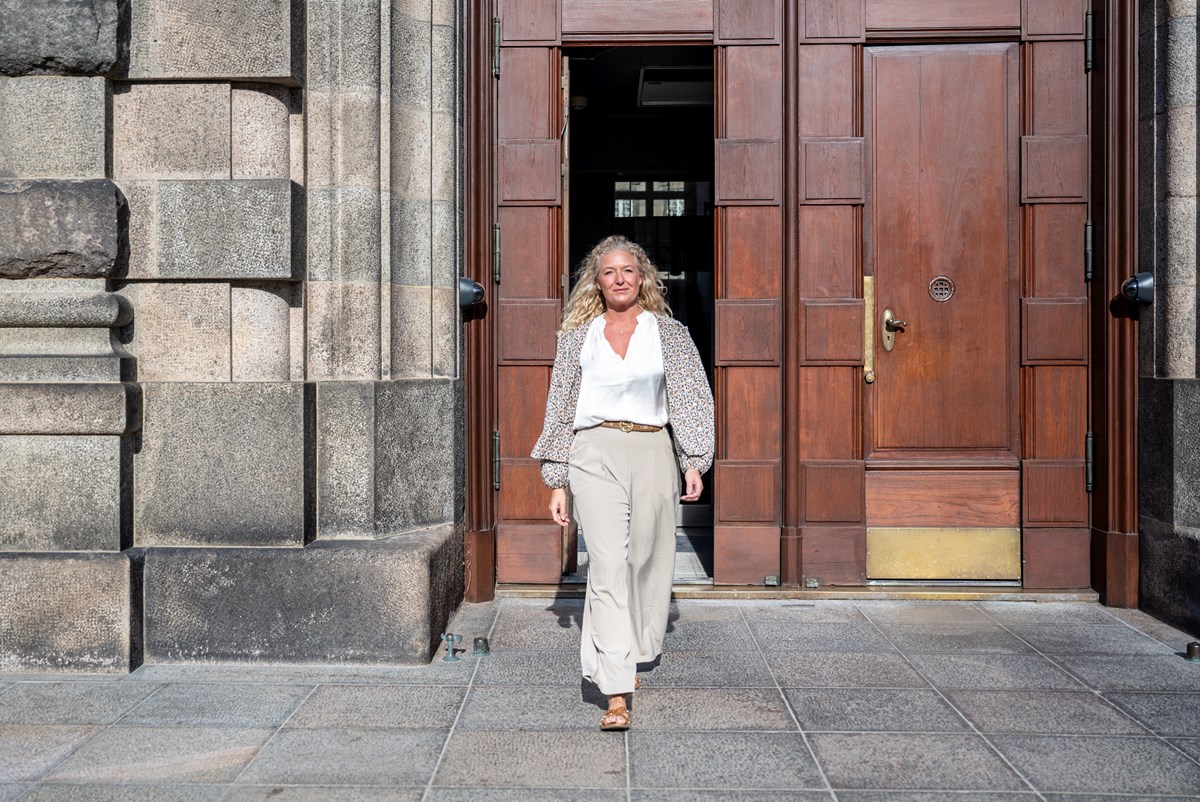 Mens Katja har fotoaftalen med Altingets fotograf, hilses der på en del, snart eks-kolleger. Hun har også sin computer og adgangskort med i en folketingettaske, der skulle afleveres efter aftalen.