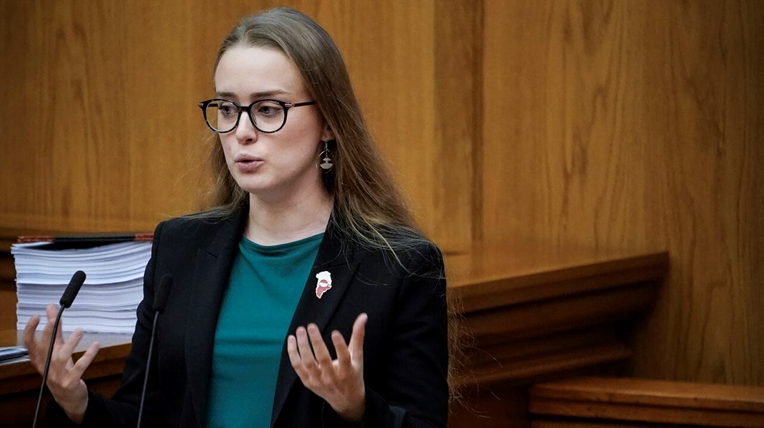 Sprogdebatten blev sat i gang, da det grønlandske folketingsmedlem Aki-Matilda Høegh-Dam i maj talte grønlandsk på Folketingets talerstol.