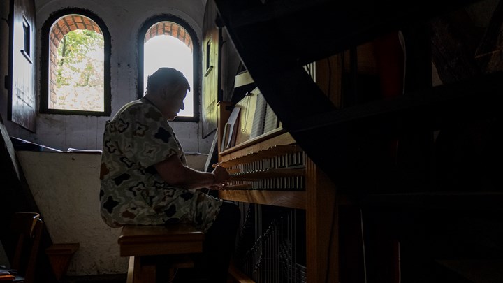 Ulla Laage elskede sit arbejde som klokkenist. Men dårligt arbejdsmiljø nedbrød hende.