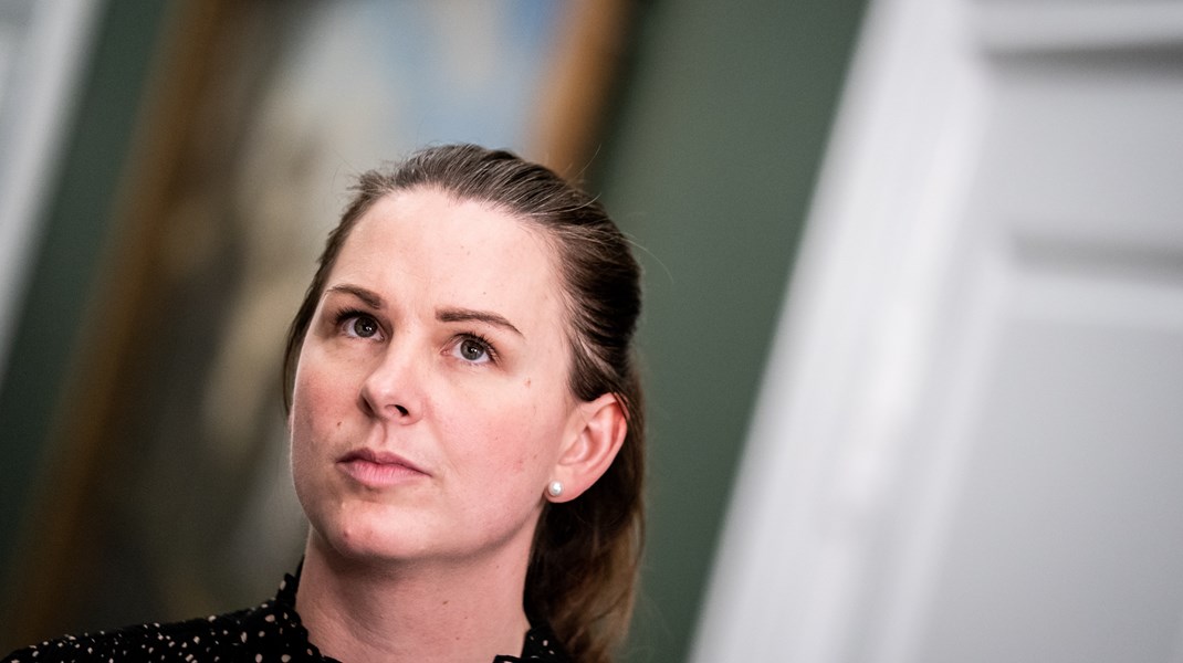 Regeringen åbner for at diskutere ny abortgrænse, mens borgerlige partier afviser ændringer