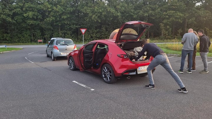 Niels Fuglsang strækker ud efter flere timers ventetid på forsædet af en rød Mazda 3. Solen er ved at stå op mod øst. Der fortælles lidt vittigheder, Niels Fuglsang kan én med en isbjørn på en bar. 