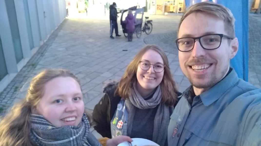 Peter Salomonsen sammen med Stine og Nike, som han har startet en FDF-kreds op sammen med.