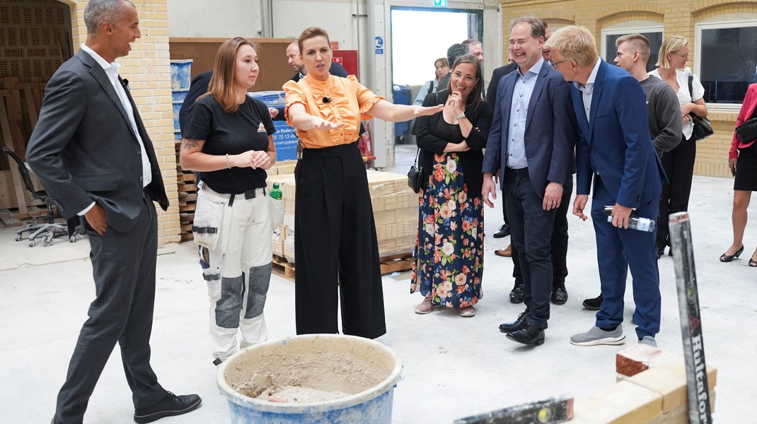 Regeringen er på vej med store investeringer i erhvervsuddannelserne. Her er S-toppen og fagformændene Kasper Palm fra Dansk Metal og Henning Overgaard fra 3F på besøg på uddannelsesinstitutionen Learnmark i Horsens i august. 