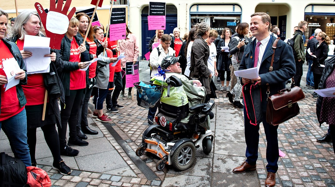 Der er forskellige måder at indgå i dialog med lokalpolitikere og embedsmænd, når det gælder indflydelse på kommunens budget. Her i Aalborg ved en demonstration mod besparelser - Torben Stenstrup anbefaler dog også en række andre kanaler til indflydelser. Arkivfoto